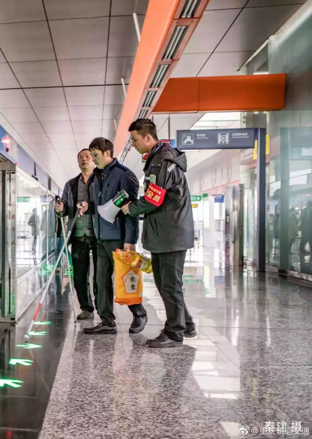 导盲犬带盲人过斑马线,导盲犬带领盲人过马路吗