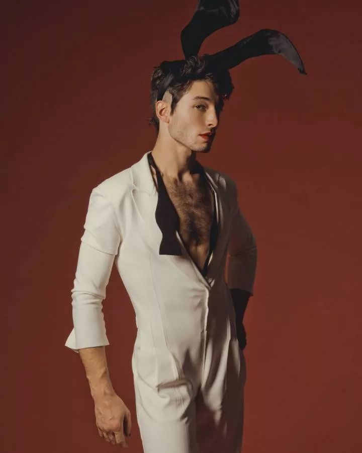 除了登上《Playboy》，“默然者”Ezra还是男女通杀的Fashionicon