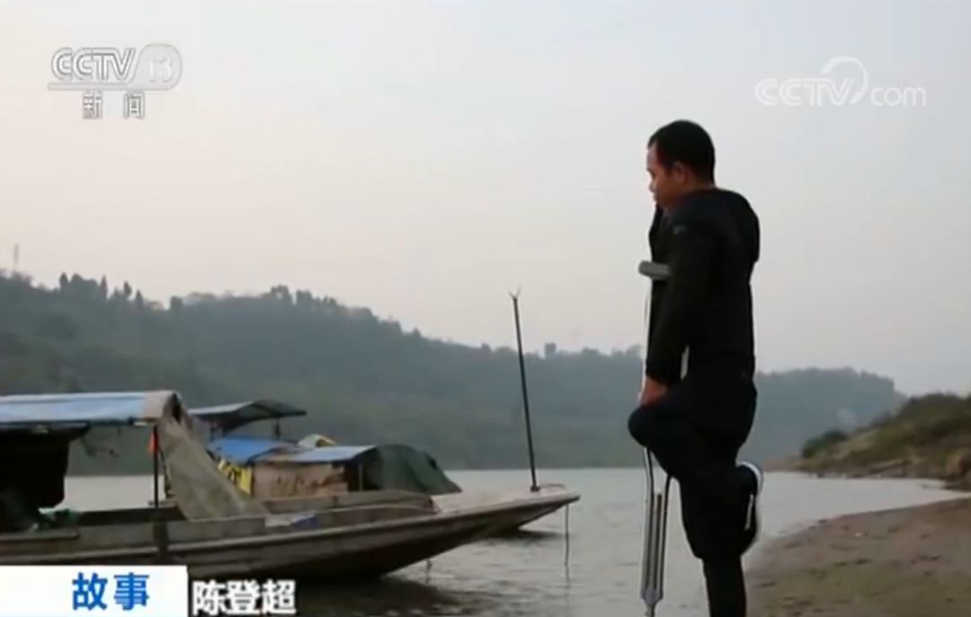 外卖小哥送餐途中跪地痛哭,泪目瞬间快递小哥