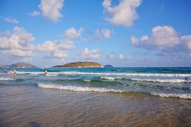 12月最火爆的热门旅行地，往北走，玩雪滑冰；往南走，温泉赏花