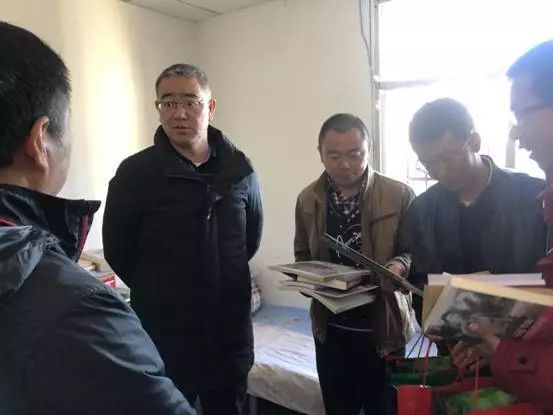 区领导带队走访慰问驻村工作队,局领导分别慰问驻村干部