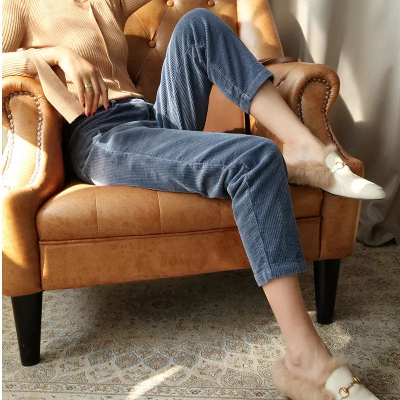 别再穿黑色了，这个颜色今年超流行，百搭时髦还显白显气质