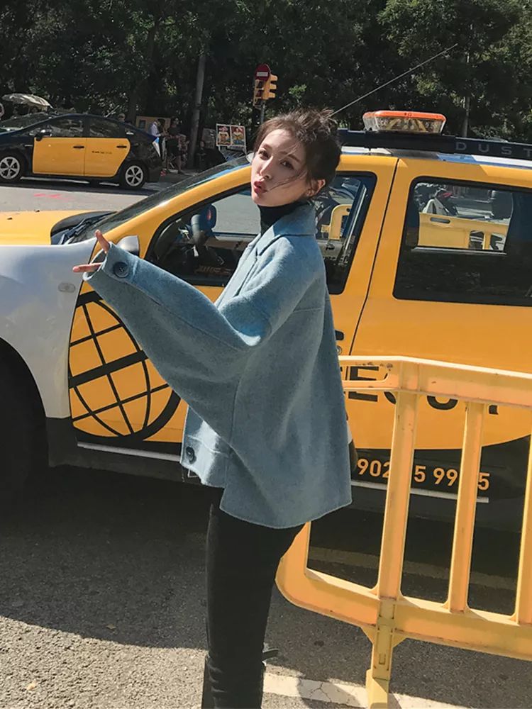 别再穿黑色了，这个颜色今年超流行，百搭时髦还显白显气质