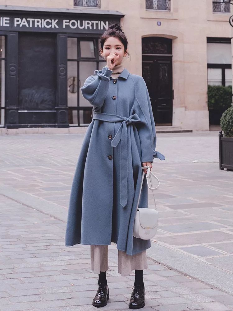 别再穿黑色了，这个颜色今年超流行，百搭时髦还显白显气质