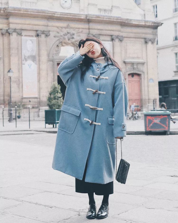 别再穿黑色了，这个颜色今年超流行，百搭时髦还显白显气质