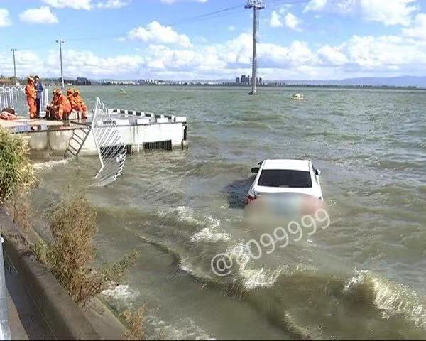 司机开车坠湖后续,男子驾车坠湖