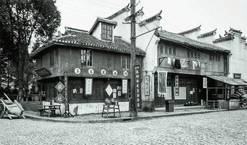 哪个软件能把图片变黑白颜色,用什么软件可以把黑暗照片变亮