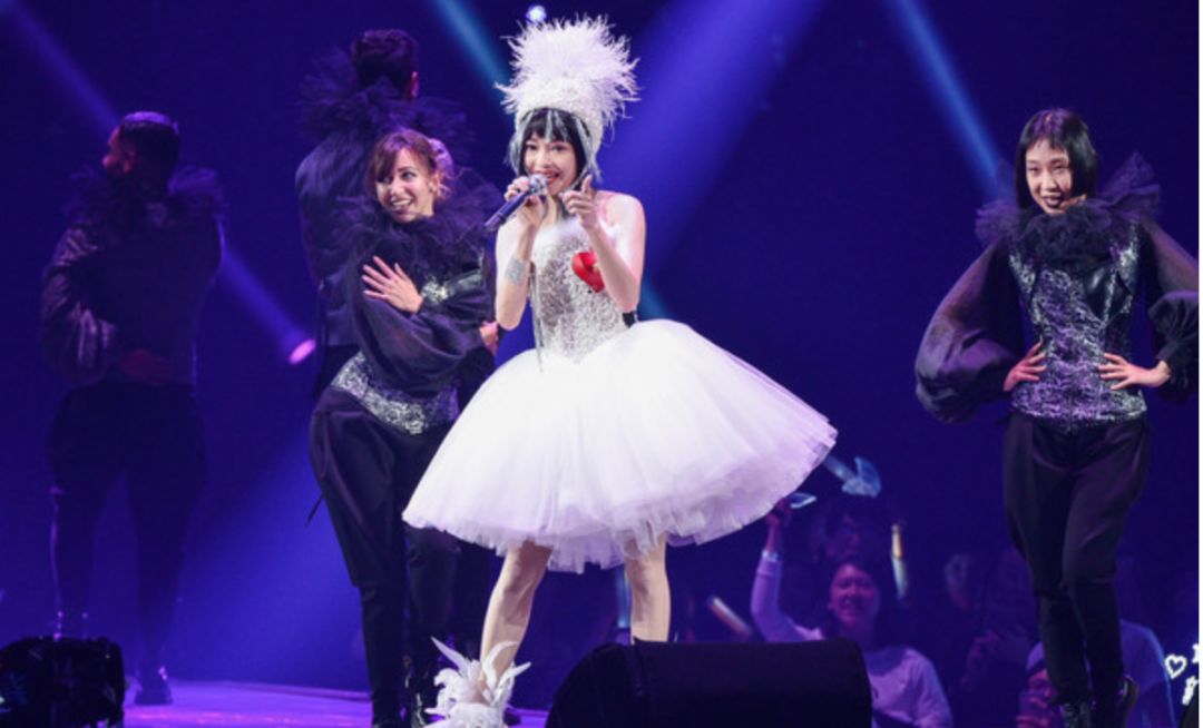 影视日报|《延禧攻略》版权卖90国梅艳芳逝世15周年梅妈*放播**爱女美国演出纪念;欧阳娜娜推销祛痘药膏医师指正:那是涂私密处的