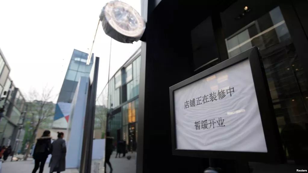 代购的冬天来了，新电商法即将实施；加拿大鹅内地首家店暂缓开业logo被遮；刘雯跌出全球收入最高前十名模