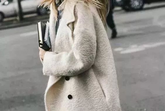 大衣不洗晒晒可以吗,大衣不用干洗两招自己搞定