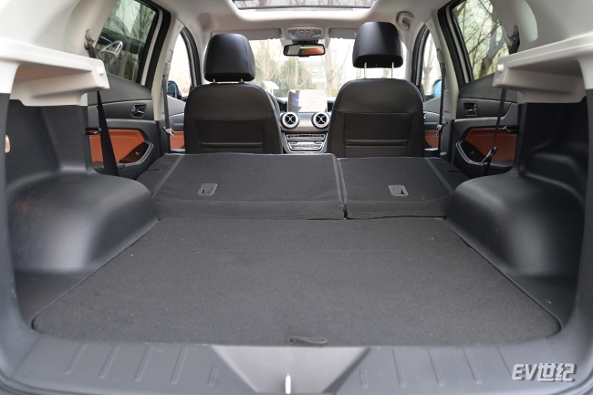 科技感满满电动汽车,满满科技感的燃油车