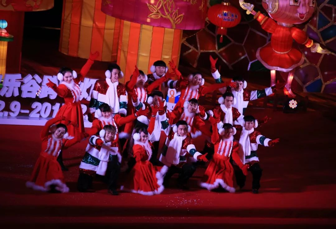 上海欢乐谷嗨翻了!50万㎡华灯齐放、圣诞市集、狂欢盛典,还能与偶像零距离接触……