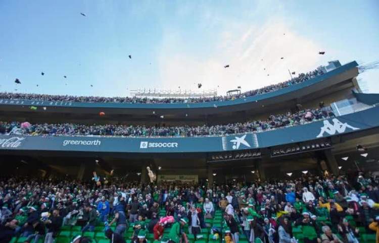 球迷们自发献爱心，西甲赛场下起了一场“玩具雨”