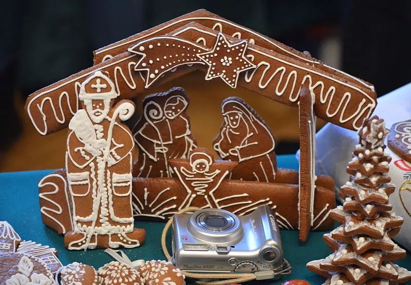 吃圣诞大餐，装扮圣诞树，期待一个红帽子、白胡子的人送圣诞礼物