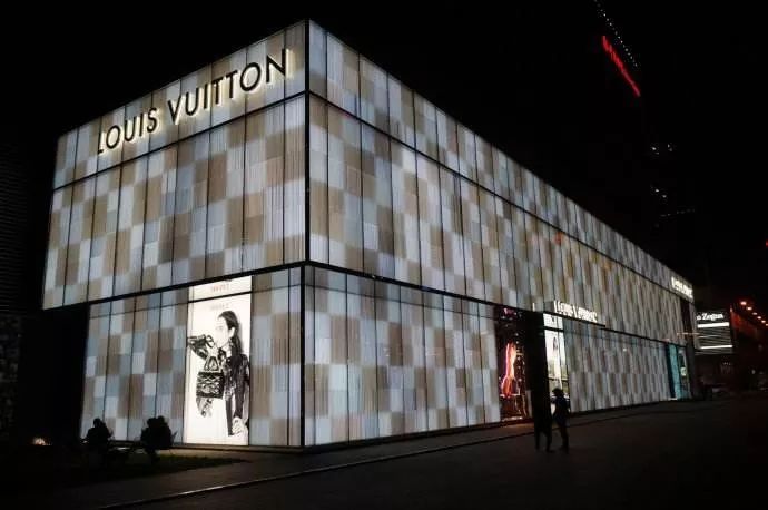 我该不该给一个已婚的男人花钱,按月上交工资怎么给老婆买礼物