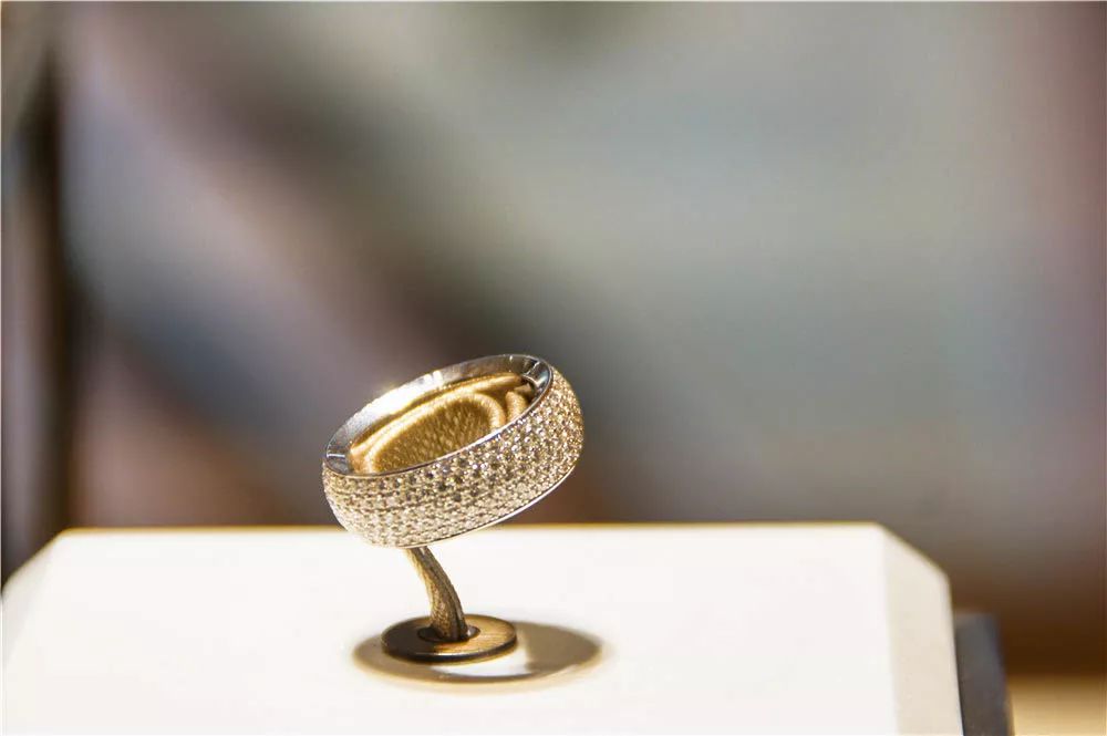 红红火火恍恍惚惚是什么意思,红色辟邪的说法