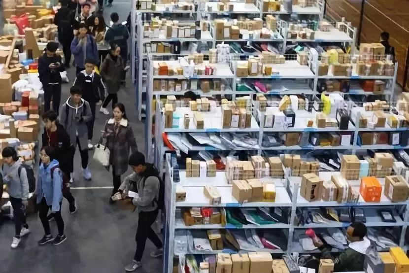 石家庄人，2019年第一个工作日，15个好消息等着你；女子被撞命悬一线！肇事司机竟将她拖进车内，还按住头不让呼救？丨新闻早餐