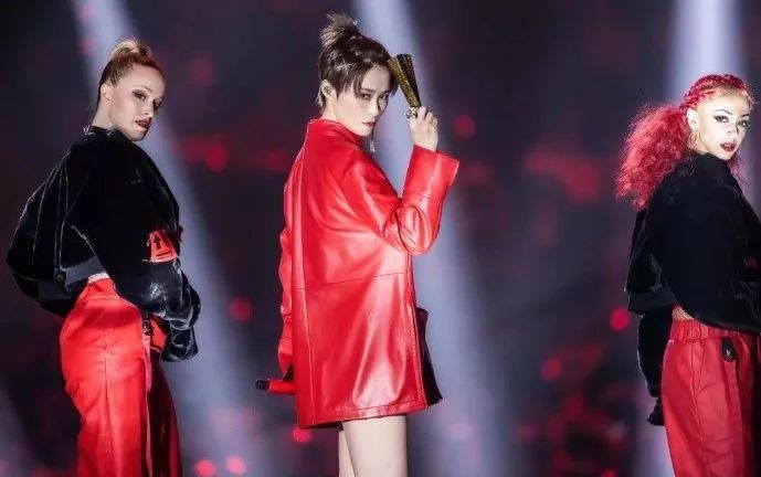 李宇春易烊千玺演绎时代感,易烊千玺穿中国红