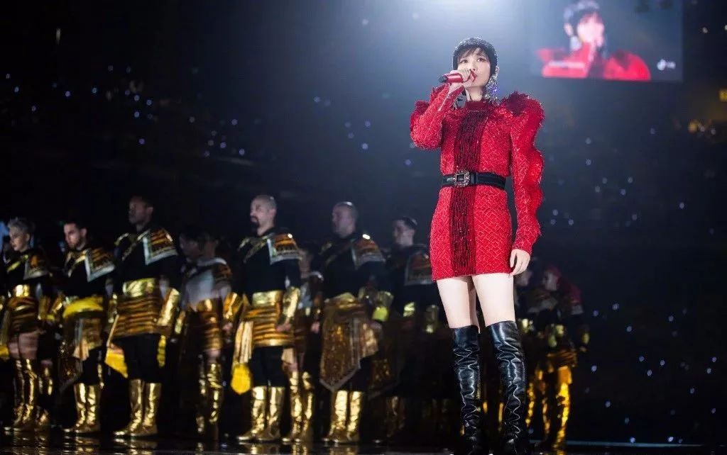 李宇春易烊千玺演绎时代感,易烊千玺穿中国红