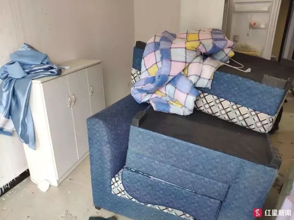 房子租给一对年轻人开门后续,房东将房子租给了一对小夫妻