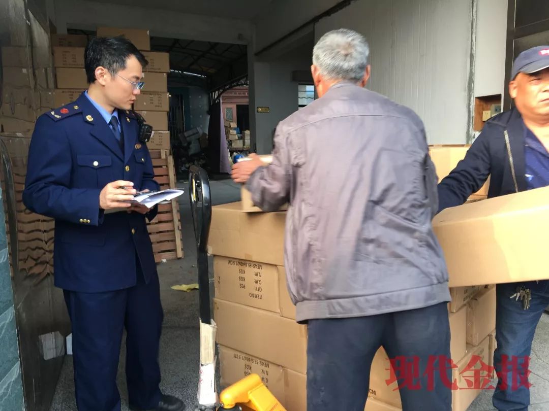 一块钱眼线笔真的假的,一元眼线笔生产过程图片