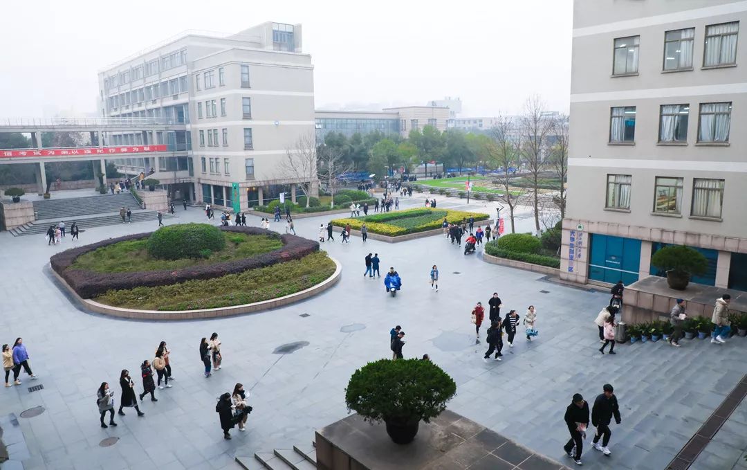 你看！别的同学开考啦