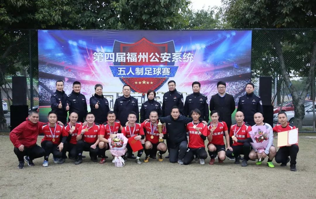 警界雄鹰绿茵翱翔，铁血男儿赛场争霸！