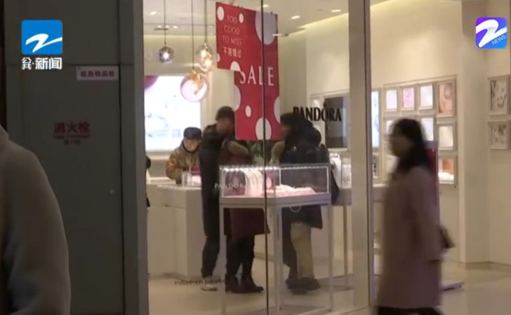 男友在京东买潘多拉吊坠送女孩,她却说是假的?