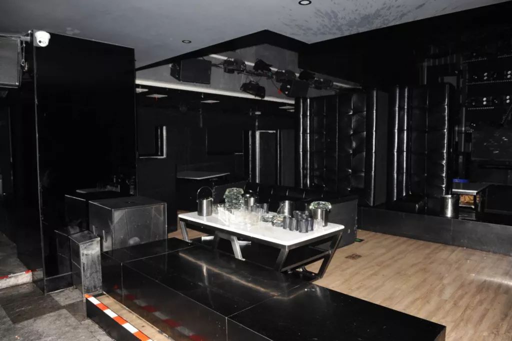 这迪白蹦了！常德小伙贴钱做“蹦迪选手”2月，工资没拿到酒吧倒闭了……