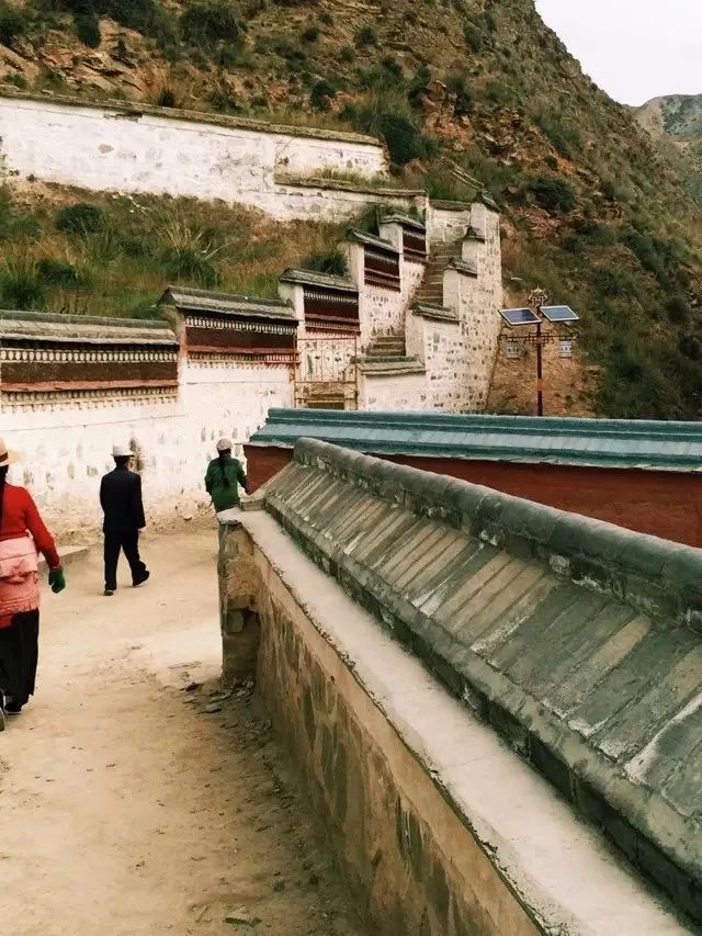 夏河：跨国搭车团在囧途