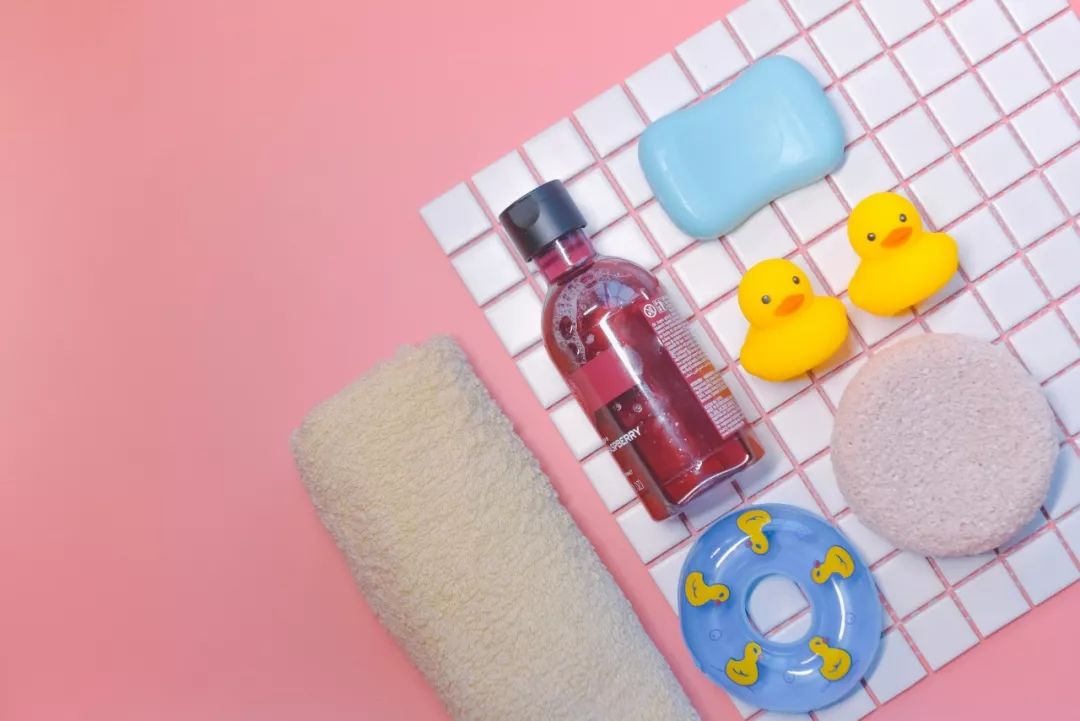 在家里自己洗羽绒服怎么洗才干净,黑色羽绒服如何洗既不掉色又干净