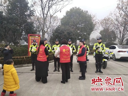 腊八粥再显城市温度“志愿红”红遍漯河