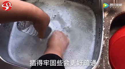洗发水瓶不要扔，剪两刀放进洗碗池，解决千家万户的*麻大**烦！