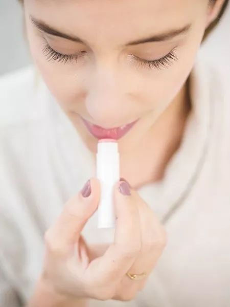 唇裂唇干用什么口红,长期唇干唇裂脱皮怎么回事