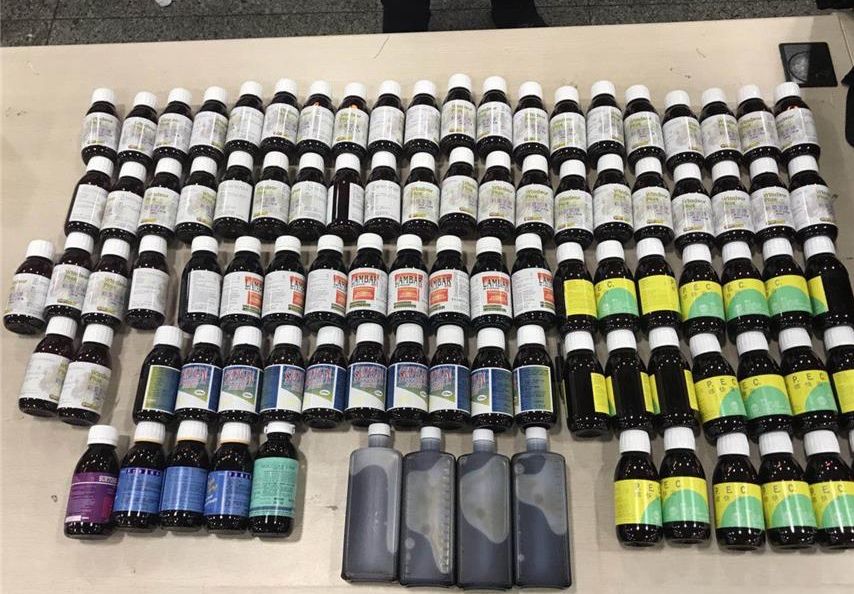 携毒闯关被当场拿下！一旅客带大量“止咳水”入境欲*市黑**卖高价