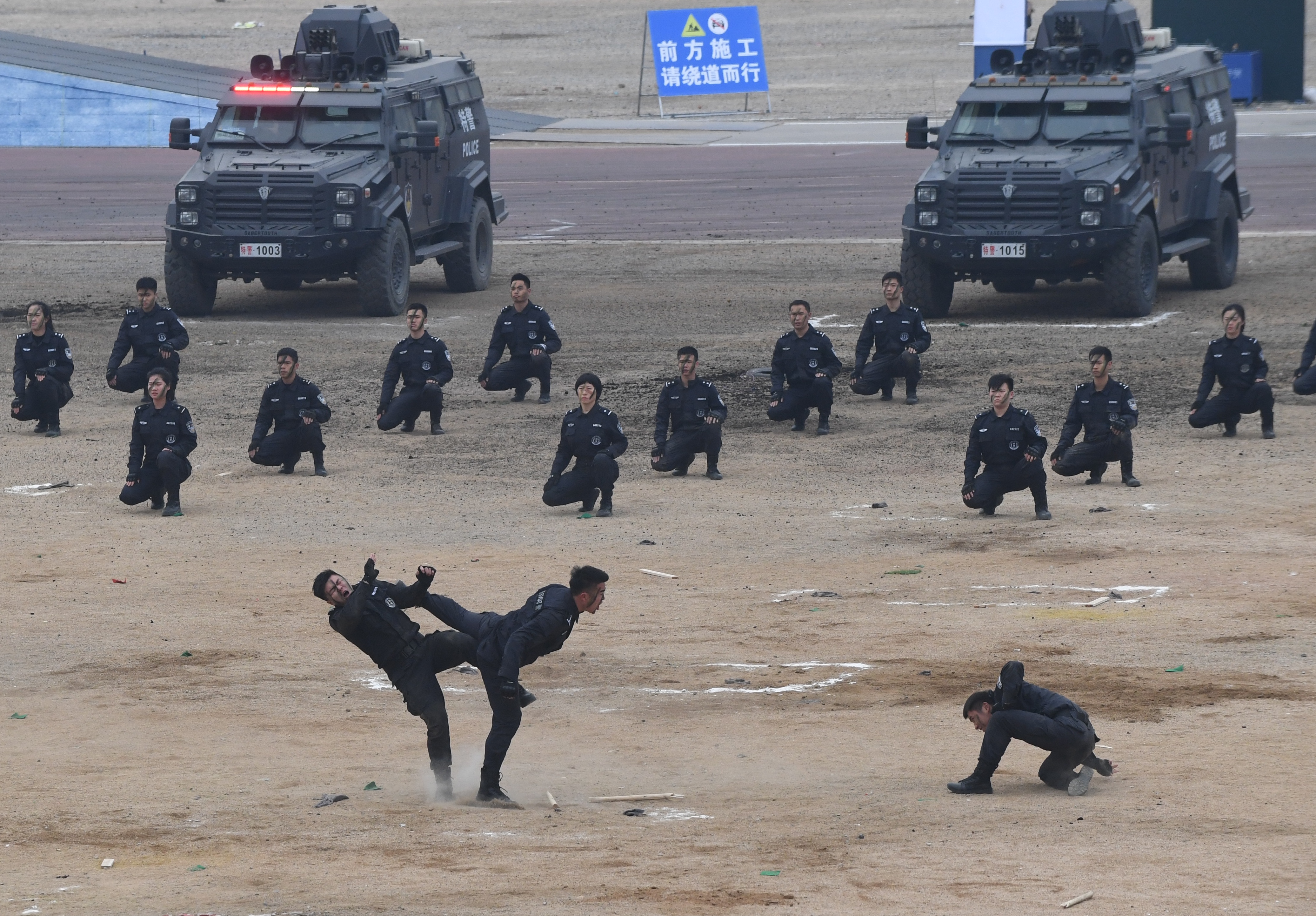 女射手实弹射击,女射手演练