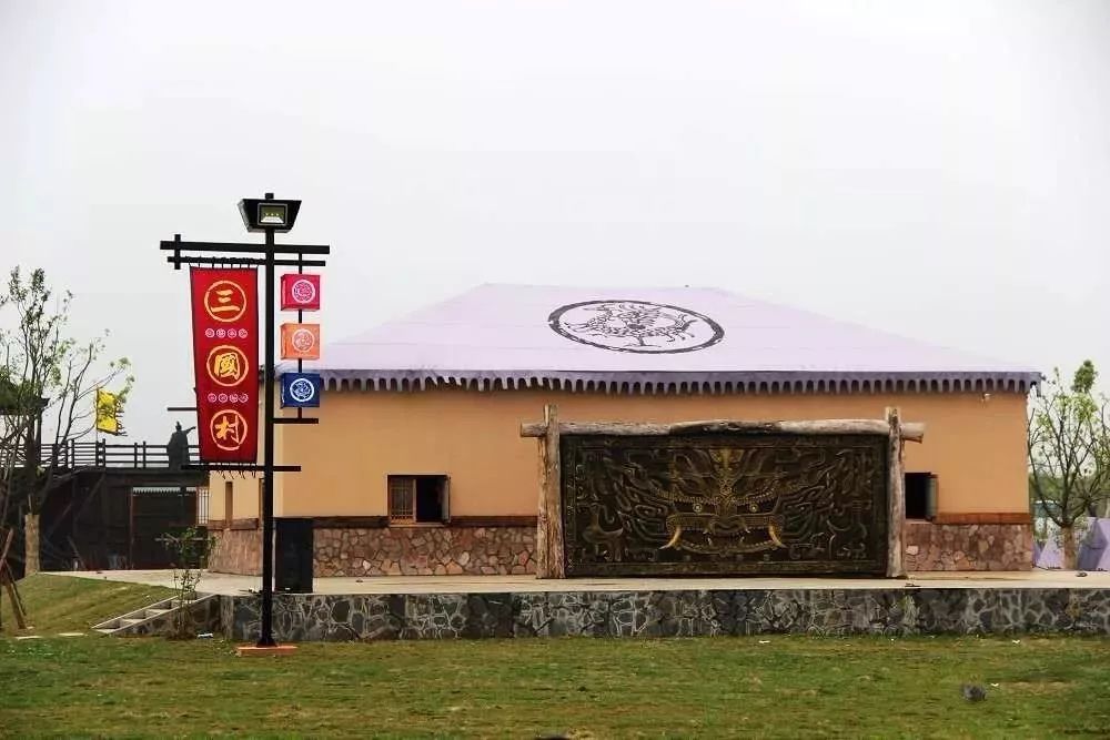 200亩，游客年超30万！这个用枯树建成的农庄，为啥这么牛？