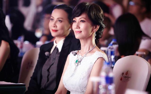 65岁赵雅芝白衬衫彩虹裙不老女神,赵雅芝63岁依然优雅长裙浪漫唯美