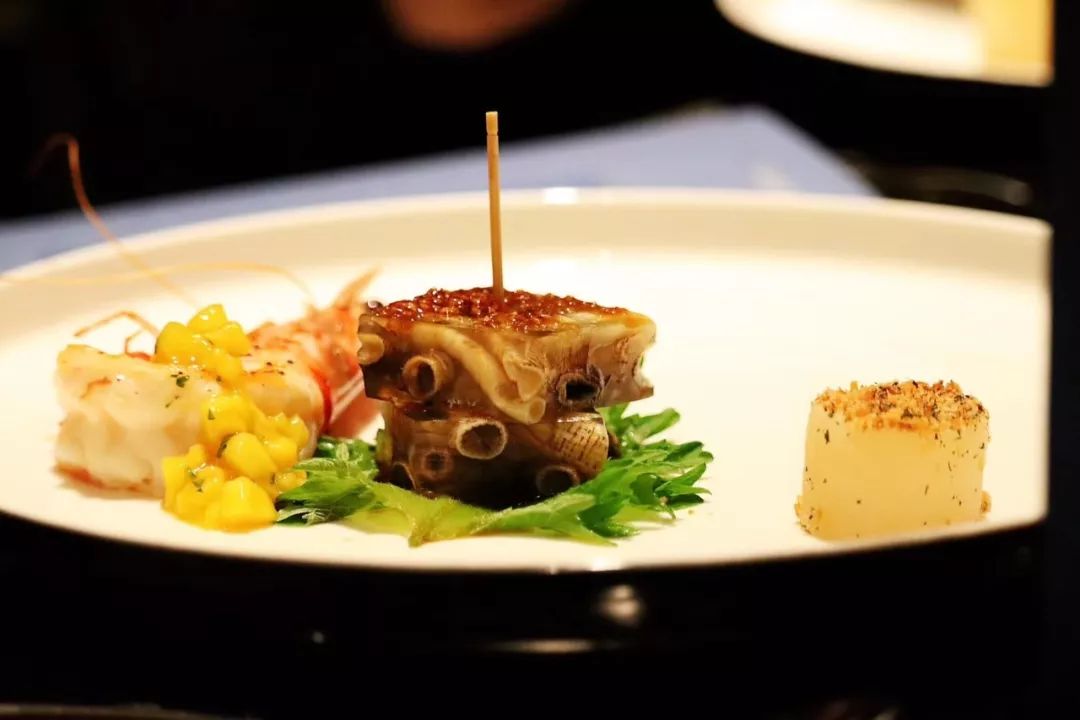 文艺渔村中的海上浮城，希尔顿旗下这家设计感满分的小鲜肉酒店，颜值爆炸！