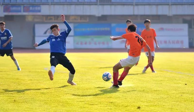 “一带一路·运动德宏”青少年足球冬训邀请赛激战正酣