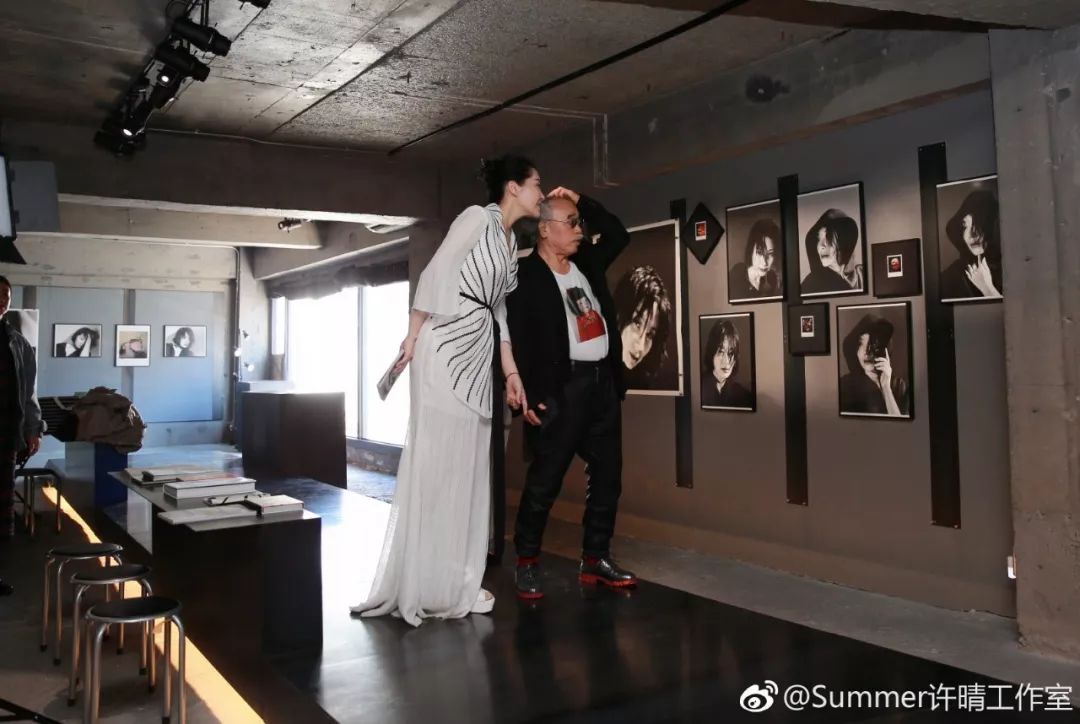 荒木经惟镜头里的许晴,许晴快50岁了日常生活照还这么美