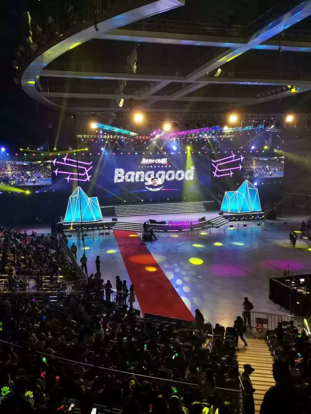 棒谷5500人开年会！傲基50亿！发豪奖：一辆特斯拉！100万现金！