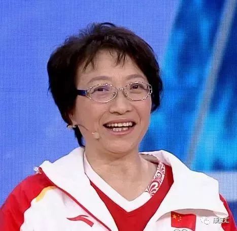 专家现场传授治疗膝盖疼的动作,骨科医生讲解膝盖疼痛