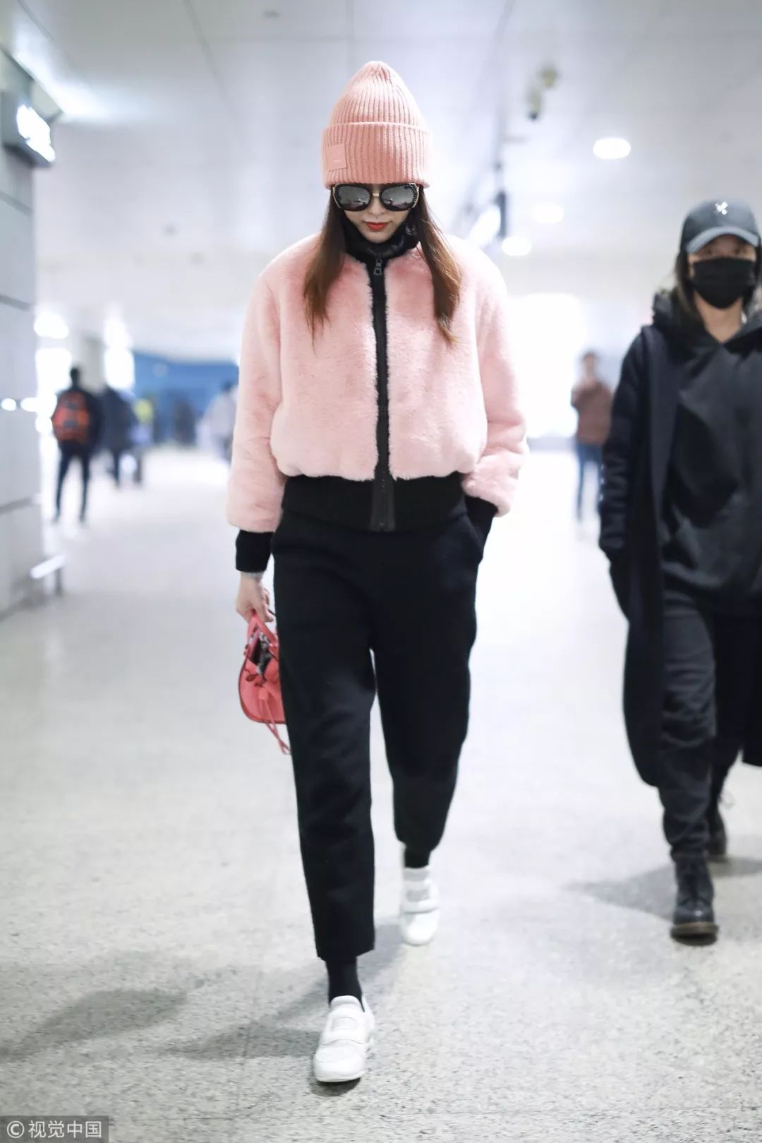 女明星回家过年的场面,明星回家过年怎么穿