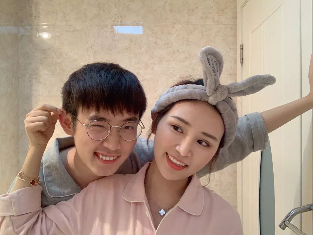 我和男朋友的服装对比,与闺蜜男朋友穿情侣装