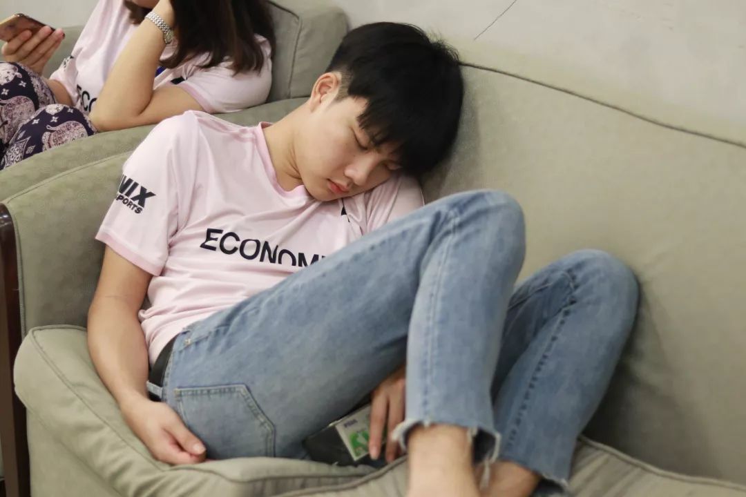 kris涓枃鍙戣█,kris绗竴娆¤繘鍩庡崠涓滆タ