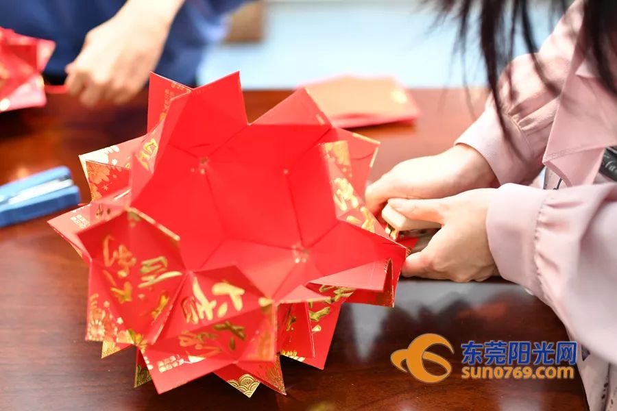 用利是封做灯笼教程简单,用利是封做手工灯笼教程