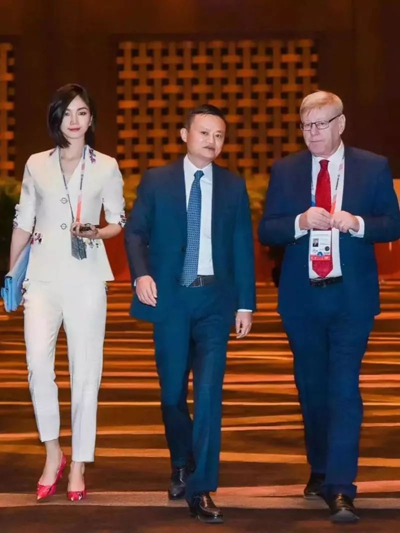 简历也得打假？卖面膜微商自称“阿里离职美女高管”，前同事：吹牛要有个度吧