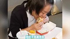 假小子变装惊艳全场的样子,肿眼泡假小子