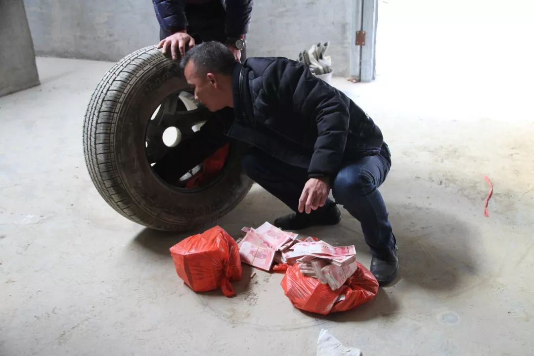 轮胎藏现金骗局 (轮胎里藏现金骗局)